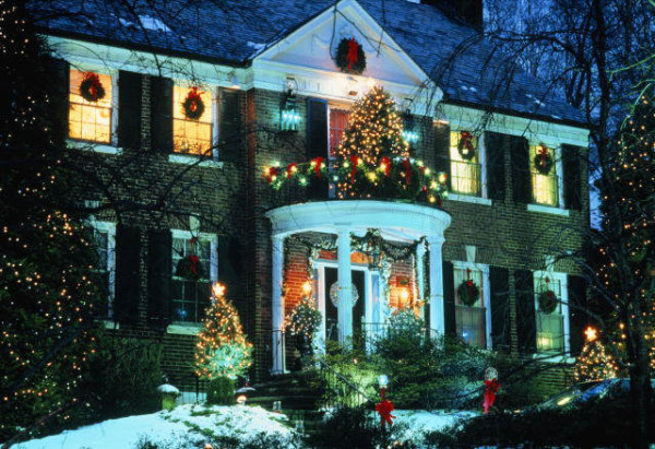 Украшение елки во дворе дома