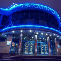 Новогоднее оформление торгового центра снаружи