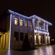 Новогодняя подсветка фасада загородного дома